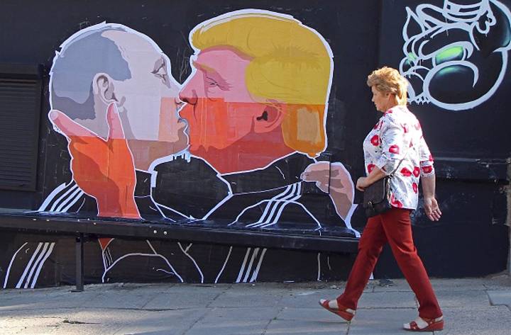 普京和特朗普亲吻的壁画是病毒，因为......为什么不呢？