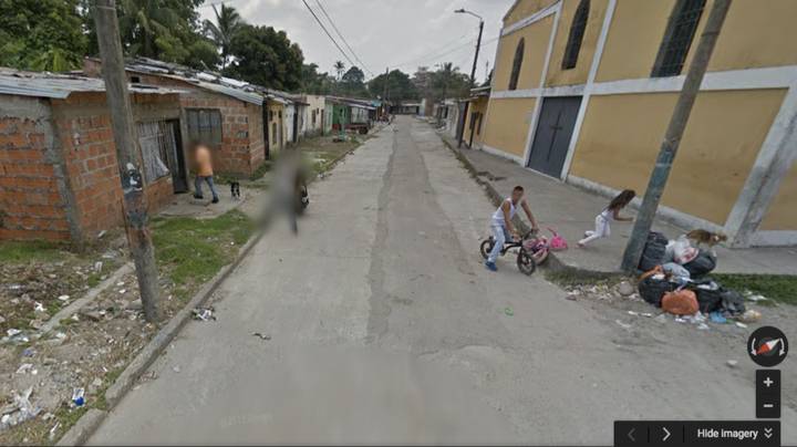 谷歌地图：男子在令人震惊的镜头上拉谷歌街视图汽车