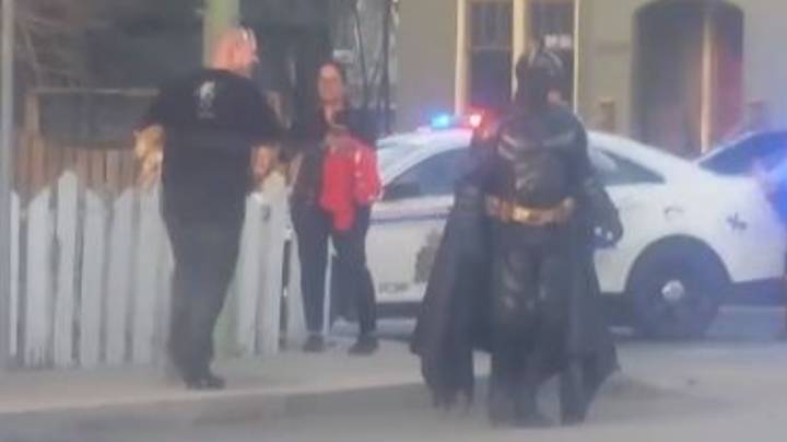 在提供帮助后，穿着蝙蝠侠打扮成蝙蝠侠被警察拒之门外