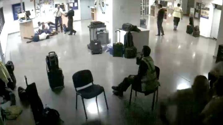 Ryanair发布的视频声称揭露了在地板上睡觉的机舱船员的“假照片”“width=