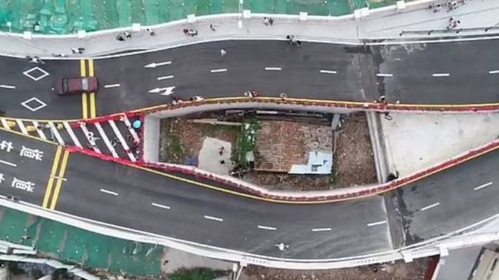 在所有者拒绝移动后，中国城市在小房子周围建造了高速公路桥