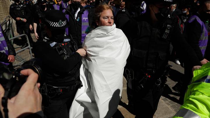 在菲利普王子的葬礼期间，Windsor Castle附近的Windsor Castle附近的裸露抗议