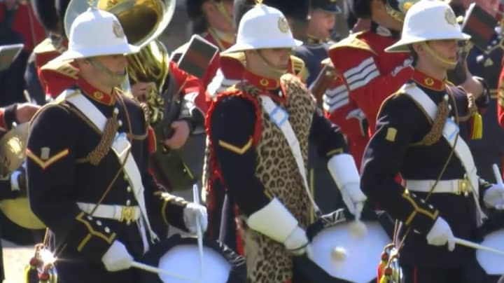 鼓手在菲利普亲王的葬礼上发现了穿豹皮