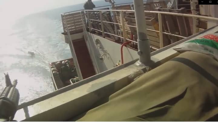 试图劫持船的索马里海盗的私人安全拍摄