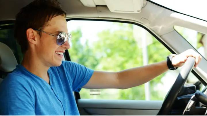 在人字拖上驾驶可能会给您带来罚款，并指向您的许可证