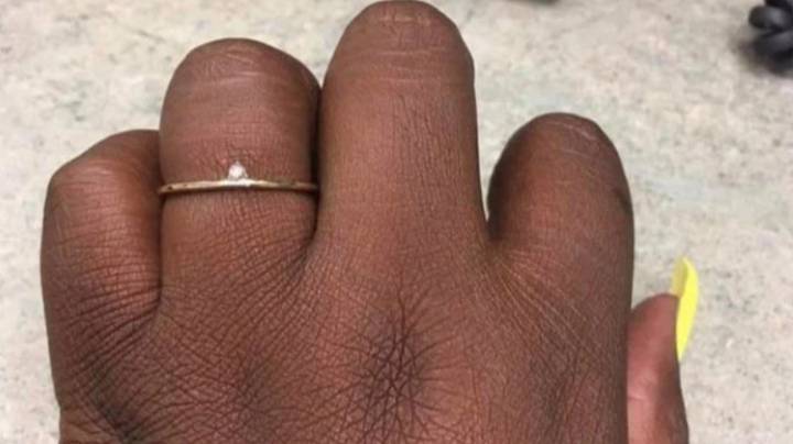准新娘就小钻石订婚戒指开始