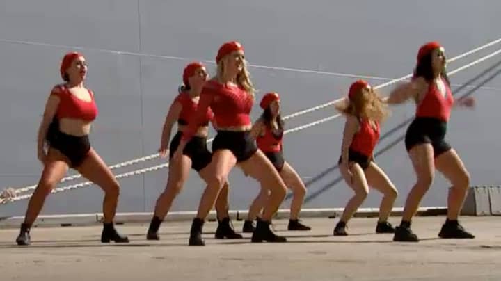 舞者Twerk委托悉尼的新澳大利亚军舰HMAS供应
