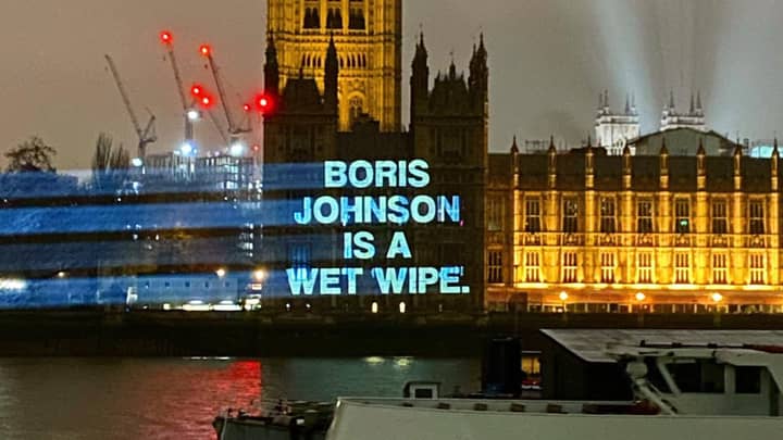 youtube用户把“鲍里斯·约翰逊是湿纸巾”(Boris Johnson Is A Wet Wipe)打到英国议会大厦上