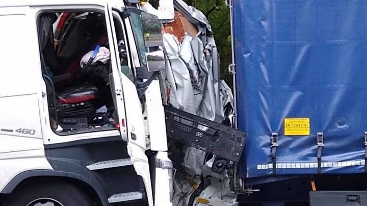 在高速公路上的两个卡车之间粉碎后，范司机逃脱了“非常伤害”“imgWitdh=