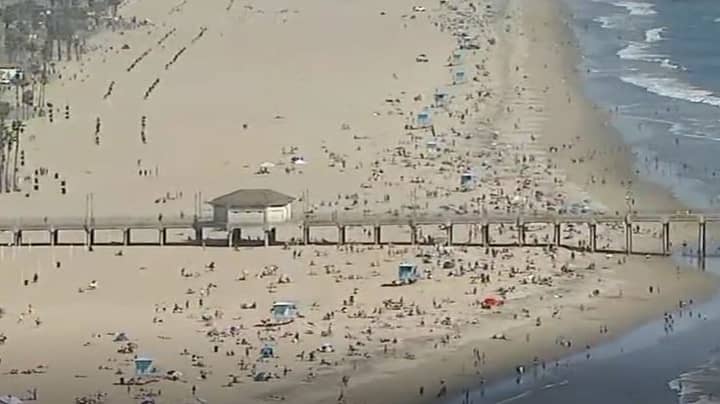 在热浪期间，成千上万的人撞到了加利福尼亚海滩“width=