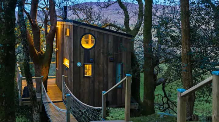 锁定后，多尼戈尔有一个令人惊叹的树屋Airbnb。