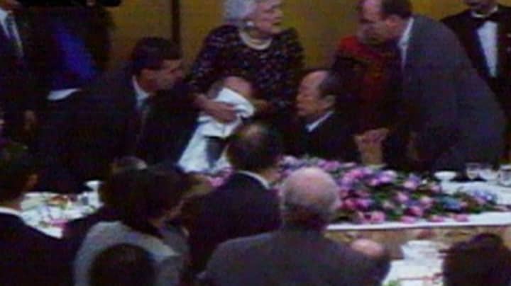 布什总统曾经呕吐到日本总理，并在州宴会期间倒塌