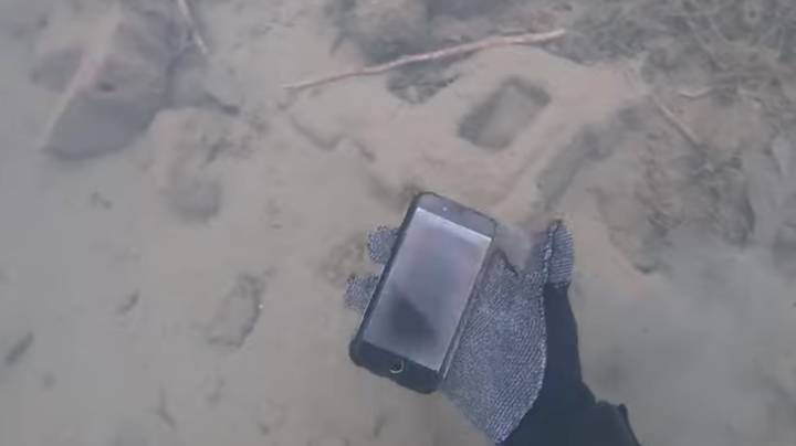 潜水员在湖底发现iPhone并返回所有者