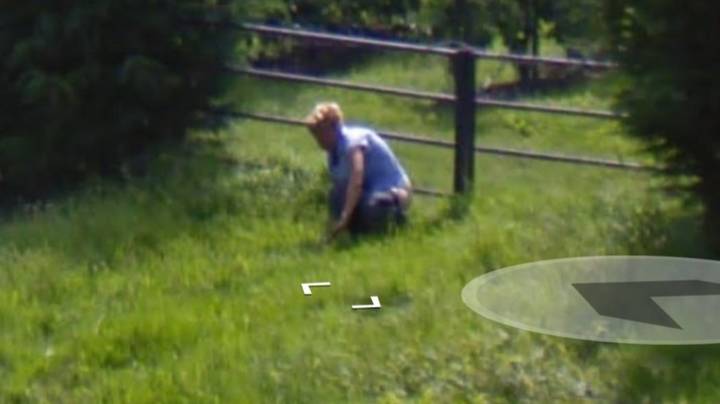 Google Maps Street View捕获了男人在路边做便便