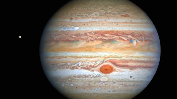 木星的令人难以置信的图像显示了巨大的风暴，这可能最终与大红色斑点竞争