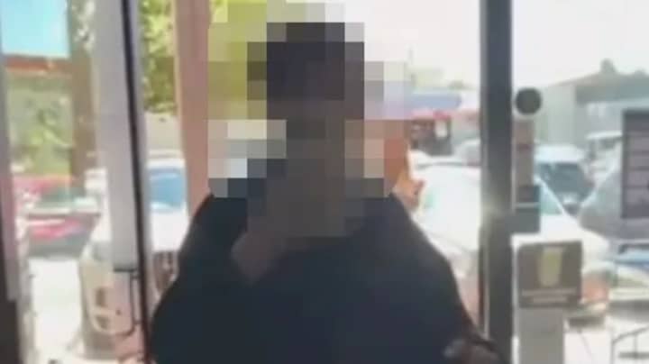澳大利亚青少年在商店老板抓住和投掷了种族主义的长篇大论