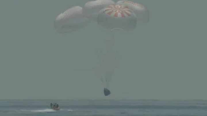 两名NASA宇航员成功地将SpaceX的新船员龙飞机送回了地球