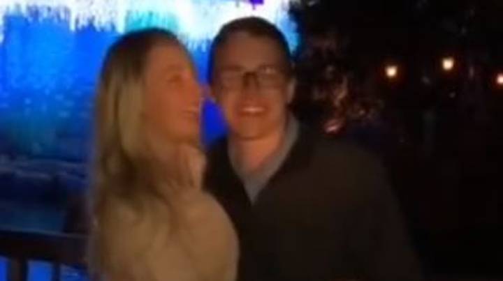男朋友在迪士尼乐园提案中惊喜她后，女人分享了不幸的反应
