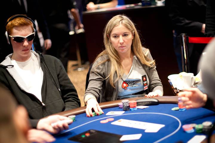 维多利亚科伦米切尔如何将女性扑克玩家送到桌子的顶部
