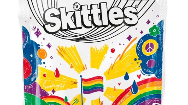 Skittles沟渠彩虹色再次庆祝自豪感