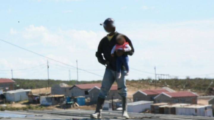 婴儿在抗议期间被父亲从屋顶扔掉后在南非救了