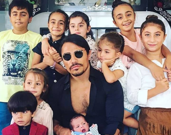 盐bae在Instagram帖子中炫耀他的九个孩子