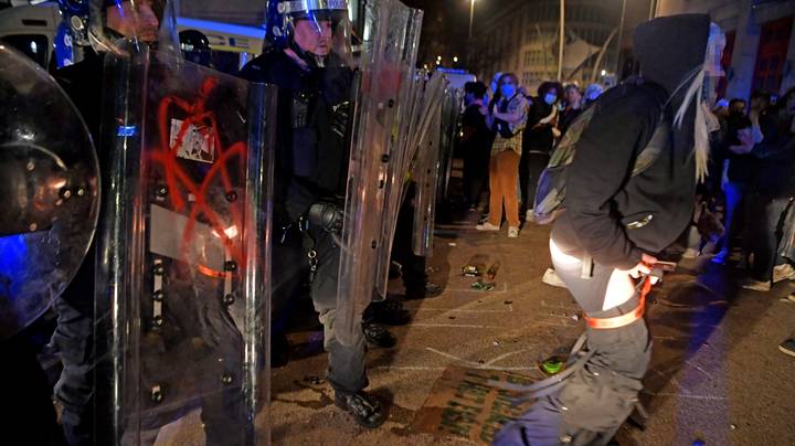照片显示，骚乱期间，布里斯托尔的抗议者在警察脚下“排便”