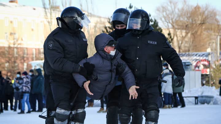 在大规模的反普京抗议期间，成千上万的人在俄罗斯被捕