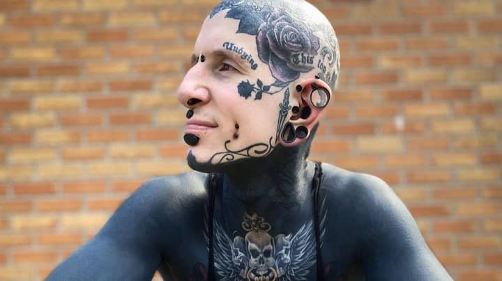 纹身几乎整个身体的人都表明了他的样子