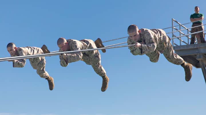 当研究发现妇女挣扎时，美国陆军可以逆转性别中性健身测试“width=