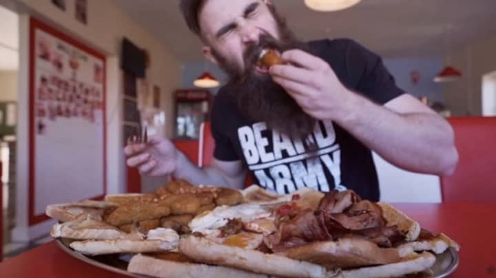 YouTuber在短短12分钟内拆除“无与伦比”的4000卡路里早餐