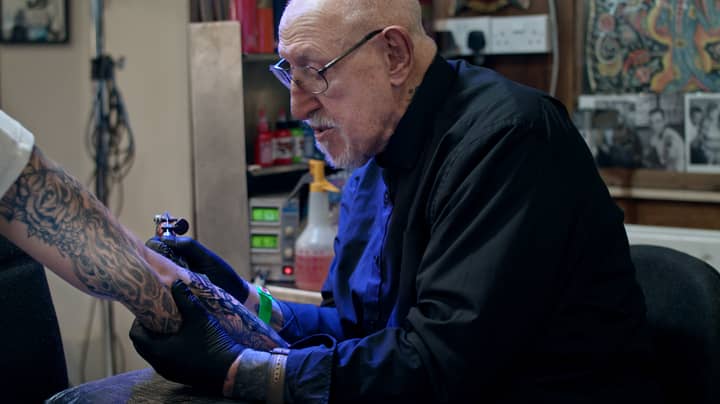 英国最古老的纹身师仍在努力工作86岁