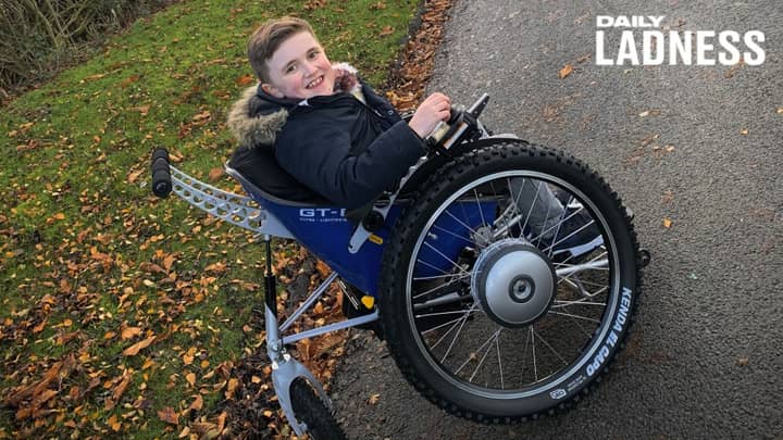 男孩患有绝症的父母感谢LaDbible读者改变生活的轮椅