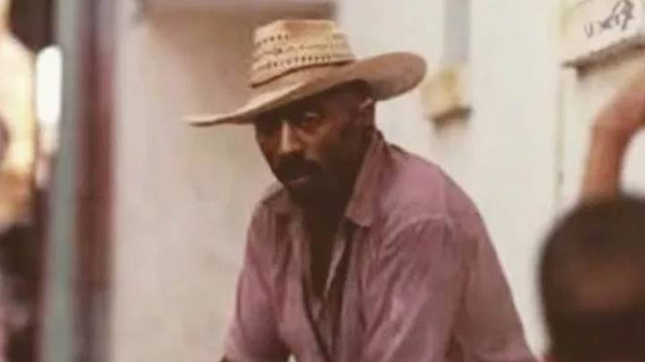 阴谋理论家声称Tupac Shakur是“活着”的图片显示“褪色纹身”