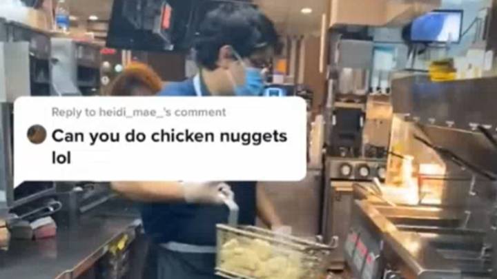 麦当劳的工人揭示了McNuggets如何煮熟