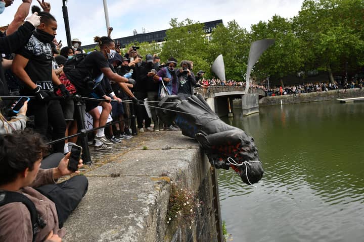 警察解释为什么他们让抗议者拆除布里斯托尔雕像
