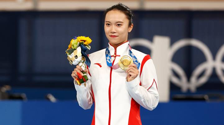 中国体操运动员朱·武扬（Zhu Xueying）声称她的金勋章正在剥皮