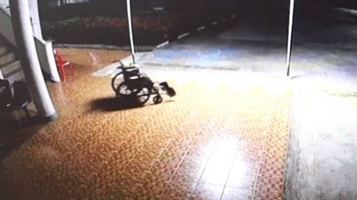 鬼在医院令人毛骨悚然的镜头中鬼魂“抓住了他的旧轮椅”