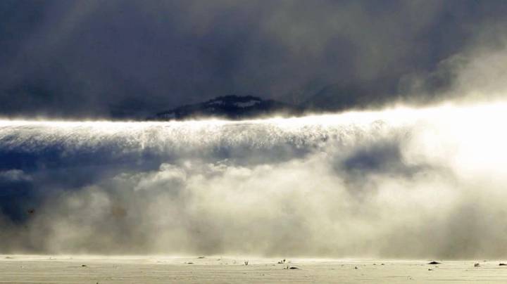 摄影师在相机上捕获了稀有的“幽灵雪海啸”