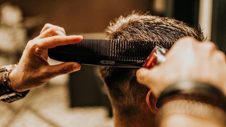 昆士兰州理发师使用“中国病毒”一词在他的商店标志上进行防御