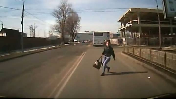 俄罗斯妇女试图在保险骗局中跳到面包车前