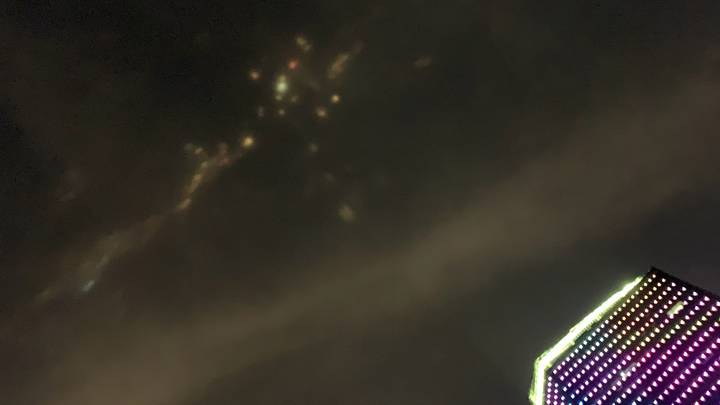 看起来像'UFOS'出现在深圳上方的夜空中的神秘灯