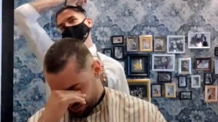 理发师为癌症患者剃掉自己的头发＂width=