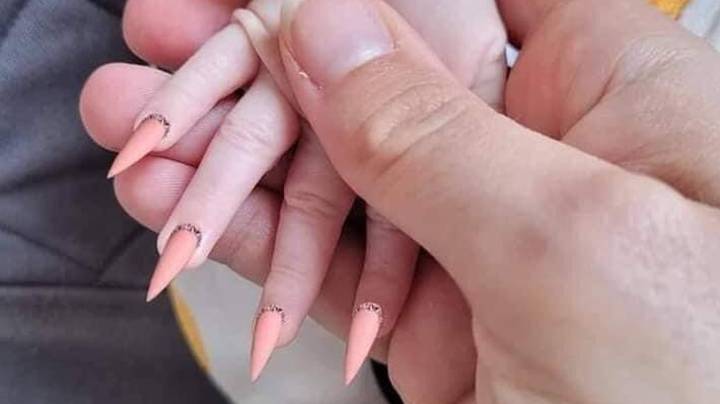 妈妈批评她给小女儿修了尖尖的指甲