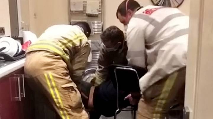 在陷入滚动烘干机后，学生被消防员救出