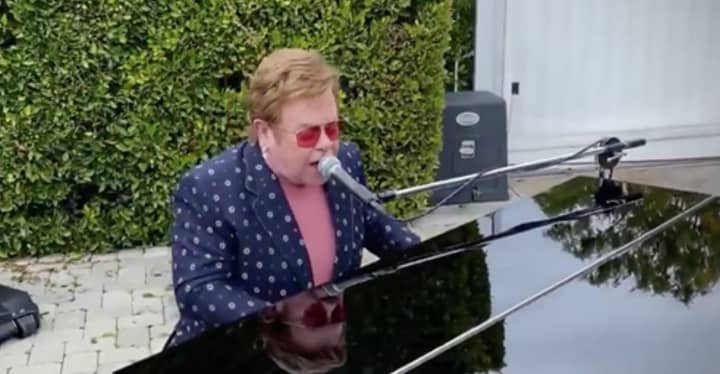 埃尔顿·约翰爵士（Sir Elton John）表演我仍在他的花园里参加一场世界冠状病毒音乐会