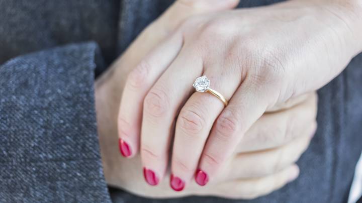 男人在订婚戒指上花费14,000英镑，但未婚夫认为这还不够好“width=