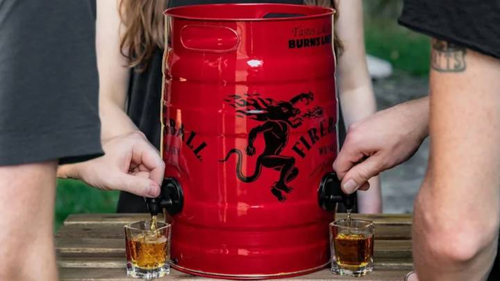 火球正在销售包含115张威士忌的小桶
