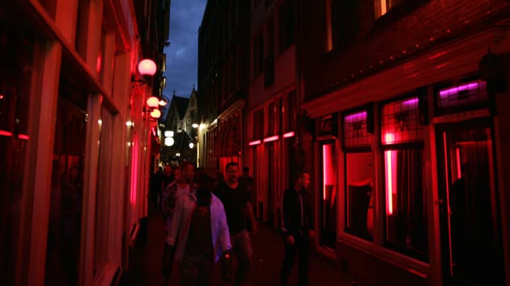 阿姆斯特丹当局揭示了远离城市的“色情中心”计划