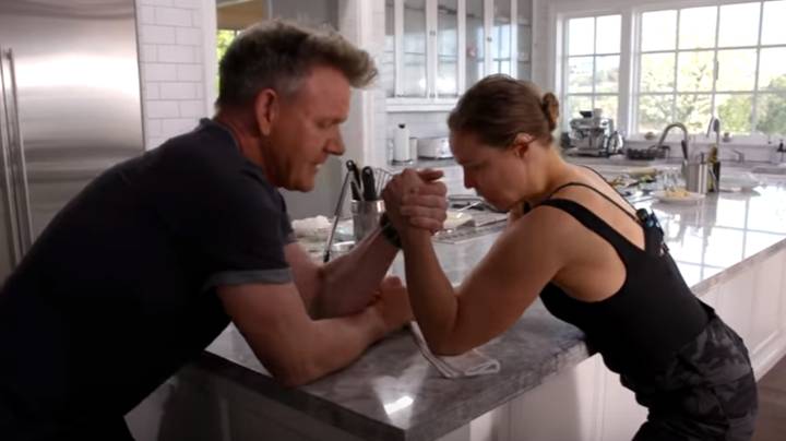 Gordon Ramsay和Ronda Rousey Arm在厨房柜台上摔跤